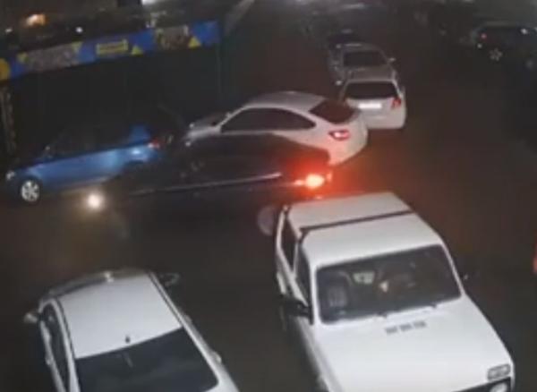 Снимавший с автомобилей колпаки мужчина попали на видео в Ставрополе. Видео
